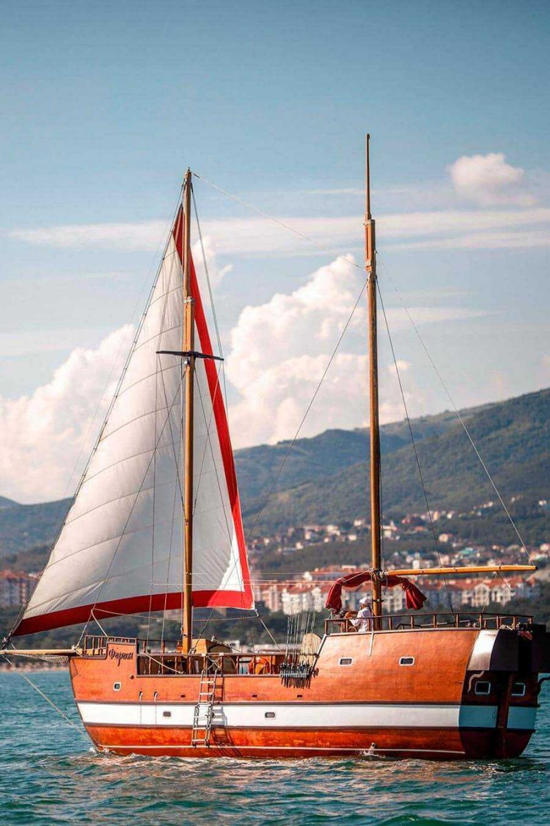 Морская прогулка на яхте в Геленджике